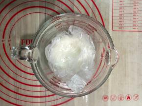 刮刀拌匀后放凉后盖保鲜膜备用