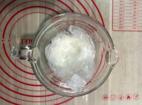 刮刀拌匀后放凉后盖保鲜膜备用