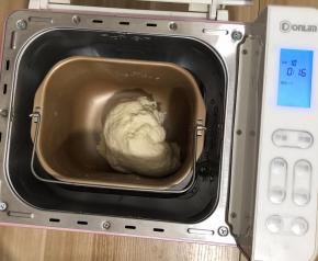 面团材料中所有食材（包括做好的烫种）混合，揉成光滑的面团。
面团揉至粗膜状态加入黄油继续揉至完全阶段