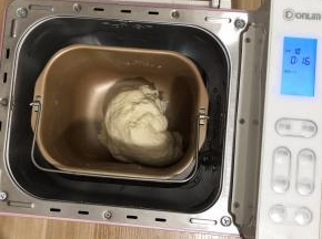 面团材料中所有食材（包括做好的烫种）混合，揉成光滑的面团。
面团揉至粗膜状态加入黄油继续揉至完全阶段