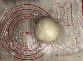 放入容器盖上保鲜膜
放在25-28度的环境中进行基础发酵