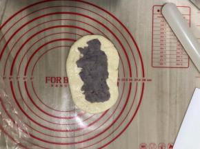 擀成椭圆形,把芋泥码在面皮中间