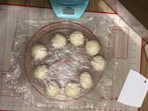 平均分成9等份,滚圆盖上保鲜膜松弛