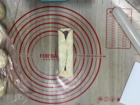 左右两边往中间对折