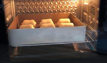 放进烤箱调至发酵区，放一杯温水，发酵至1.5-2倍大
发酵好的面包拿出
这时可以预热烤箱上下火170度10分钟