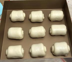 从上向下卷，收口处捏紧收口处朝下
以免发酵时收口处爆开