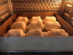 送进预热好的烤箱上下火170度20分钟，
成品出炉后移至烤网上晾凉即可