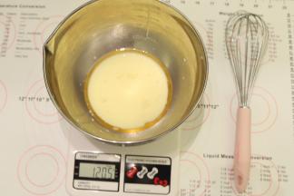 玉米油和牛奶混合乳化