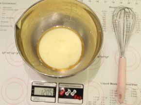 玉米油和牛奶混合乳化
