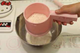 低粉筛入油奶混合物内，拌匀