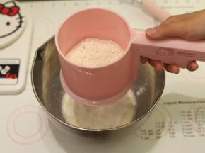 低粉筛入油奶混合物内，拌匀