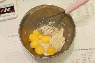 磕入蛋黄（竟然磕出两个双蛋黄）