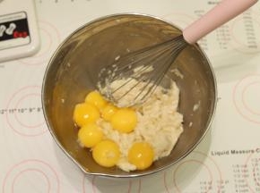磕入蛋黄（竟然磕出两个双蛋黄）