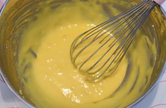 拌至顺滑的蛋黄糊