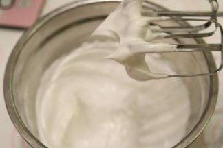 将蛋清磕入打蛋盆内，滴入柠檬汁，分三次将细砂糖加入蛋清内，打发至干性发泡