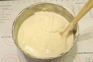 蛋白和蛋黄糊分三次上下翻拌混合均匀