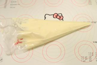 取三分之一的蛋糕糊装入裱花袋内