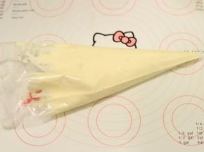 取三分之一的蛋糕糊装入裱花袋内