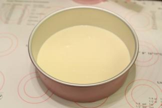 挤入学厨的8寸蛋糕模内，震平