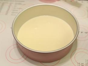 挤入学厨的8寸蛋糕模内，震平