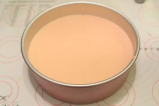 再滴入一至两滴的红丝绒液到剩余的蛋糕糊内，拌匀后倒入模具内，震平