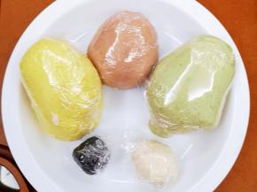 分别将抹茶粉、南瓜粉、可可粉、竹炭粉揉入面团。五个颜色的面团准备好了。