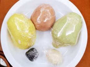 分别将抹茶粉、南瓜粉、可可粉、竹炭粉揉入面团。五个颜色的面团准备好了。
