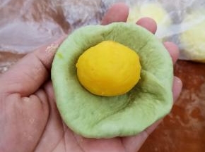 把奶黄馅 包入其中