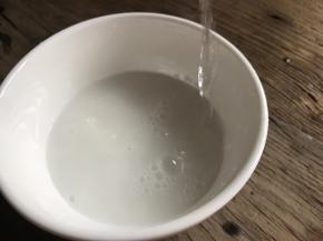 淀粉放入碗内，加入半碗清水，搅拌均匀