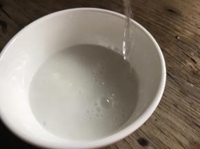 淀粉放入碗内，加入半碗清水，搅拌均匀