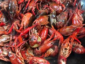 淋入白酒和酱油，翻炒片刻