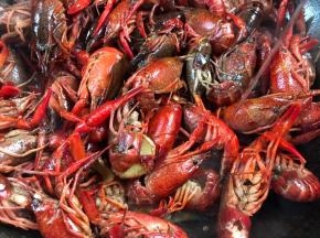 淋入白酒和酱油，翻炒片刻