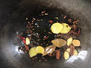 热锅给油，放入姜片、蒜头、花椒、八角、桂皮、香叶、白芷、干辣椒爆香