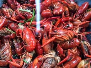 小龙虾的水快干时，放入小米椒和葱段翻炒均匀，接着淋入香醋和淀粉水勾芡即可