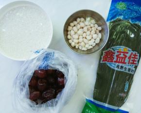 备料，花生（泡好剥去红衣）、糯米提前泡好。