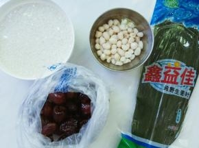 备料，花生（泡好剥去红衣）、糯米提前泡好。
