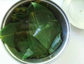 新鲜即用的粽叶洗净，开水烫煮一下捞出即可。（增加粽叶的柔韧性，又消毒）