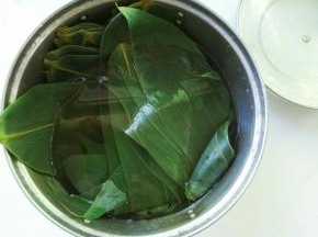 新鲜即用的粽叶洗净，开水烫煮一下捞出即可。（增加粽叶的柔韧性，又消毒）