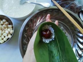 添米，用勺子背儿压实一下，再放入蜜枣。