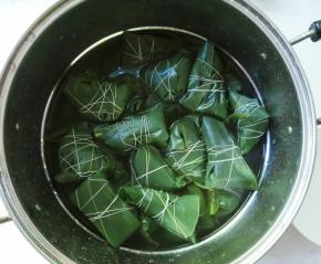 放入锅内，添入没过粽子表面的清水。
高压锅35分钟即可。