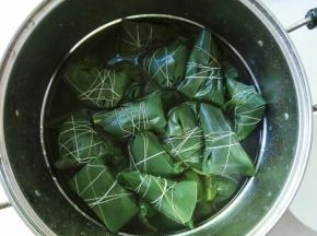 放入锅内，添入没过粽子表面的清水。
高压锅35分钟即可。