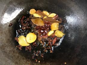 加入豆瓣酱炒出红油