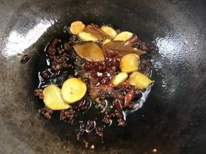 加入豆瓣酱炒出红油