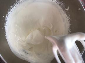 再高档打发至奶油干性蓬松即可