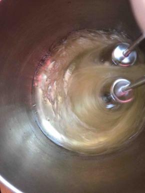 蛋白中加入一半的白糖，打蛋器启动低档打至糖融化