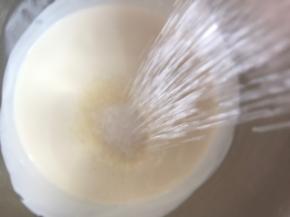 淡奶油中加入糖，打蛋器低档打至糖融化