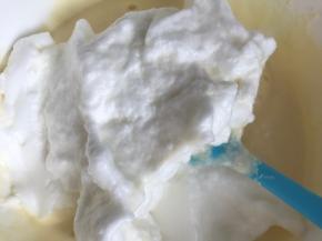 再把剩下的蛋白全部放入蛋黄糊中，同上步一样翻拌均匀