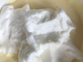 把三分之一的蛋白分解到蛋黄糊中，翻拌均匀，不要搅拌