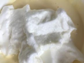把三分之一的蛋白分解到蛋黄糊中，翻拌均匀，不要搅拌