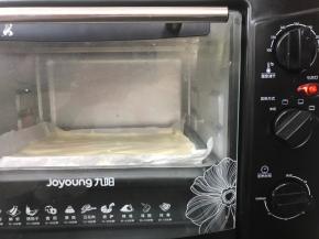 放入预热好的烤箱中层，160度烤20分钟